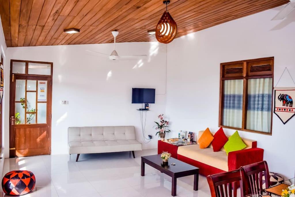 Saru Holiday Apartment - Upto 6 Guests Канді Екстер'єр фото