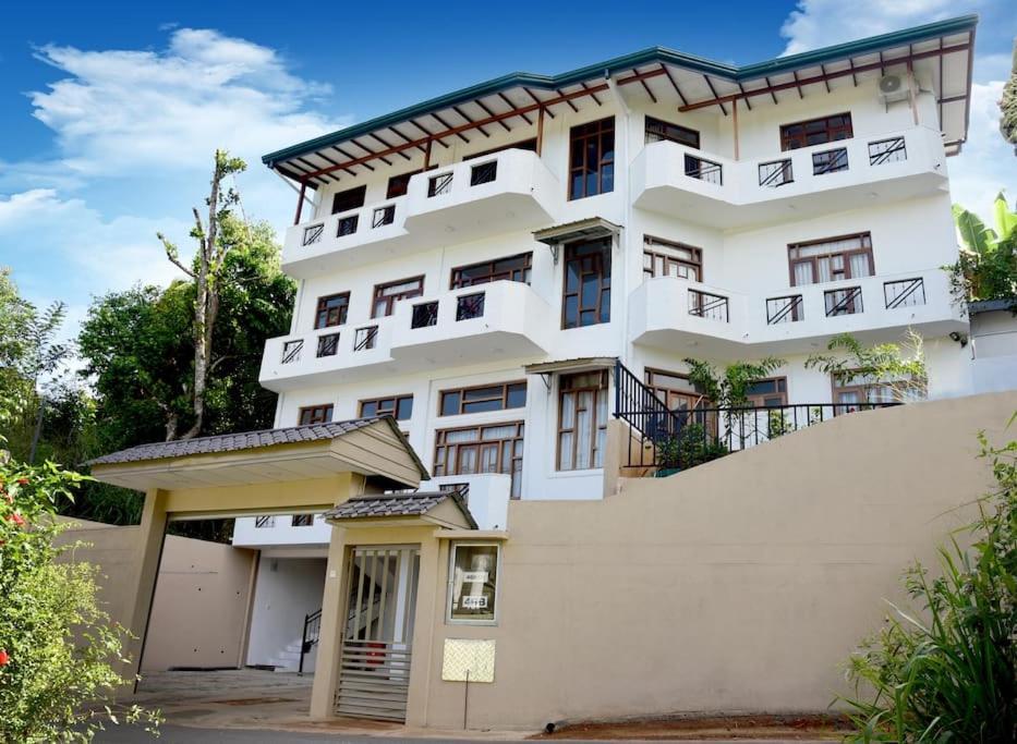 Saru Holiday Apartment - Upto 6 Guests Канді Екстер'єр фото
