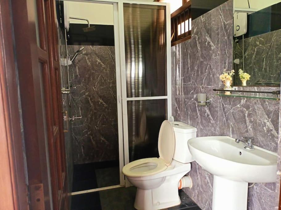 Saru Holiday Apartment - Upto 6 Guests Канді Екстер'єр фото
